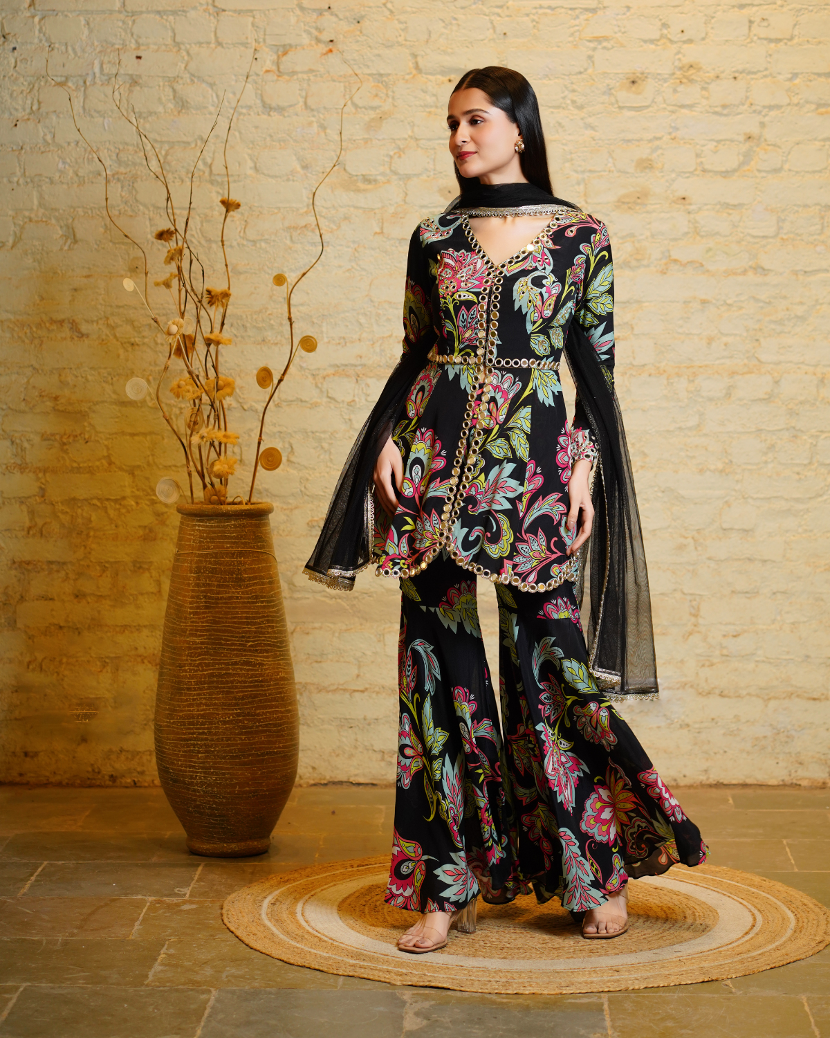 Divya - Black
